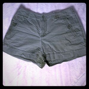 Chino shorts with 4 pockets, each with an accent